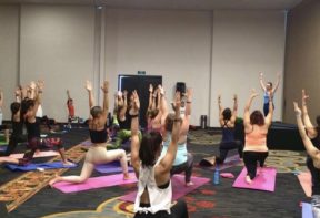 Evento corporativo de yoga y meditación para la semana del bienestar empresarial