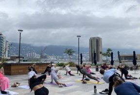 Evento de yoga para grupos privados en terraza de hotel de lujo